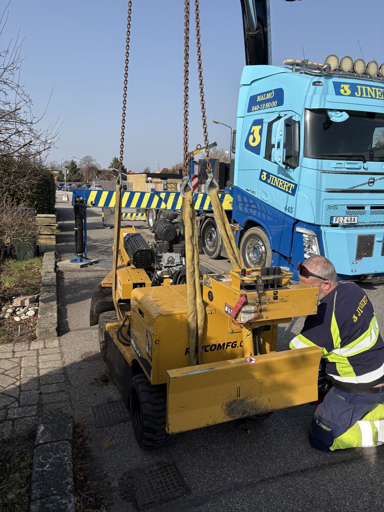 Calle lastar stubbfräsmaskinen vid lastbil