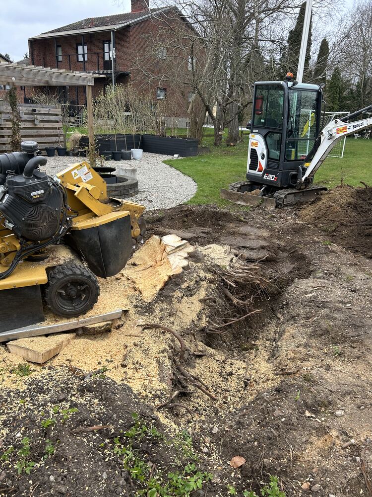 Stubbfräsning med grävmaskin på stort jobb