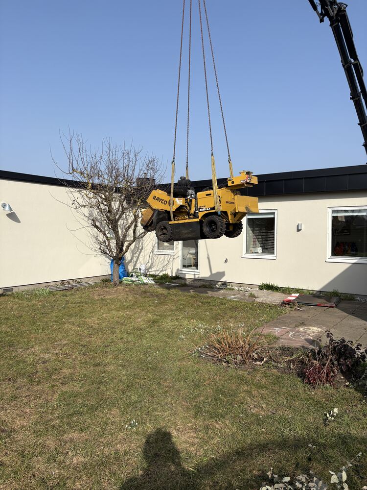 Stubbfräs lyfts med kran till arbetsplats